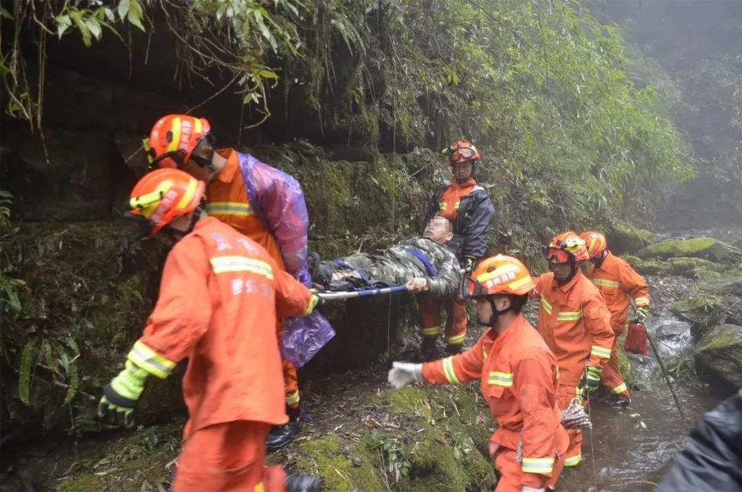 两驴友失联获救承担2万搜救费，搜救费该他们承担吗？