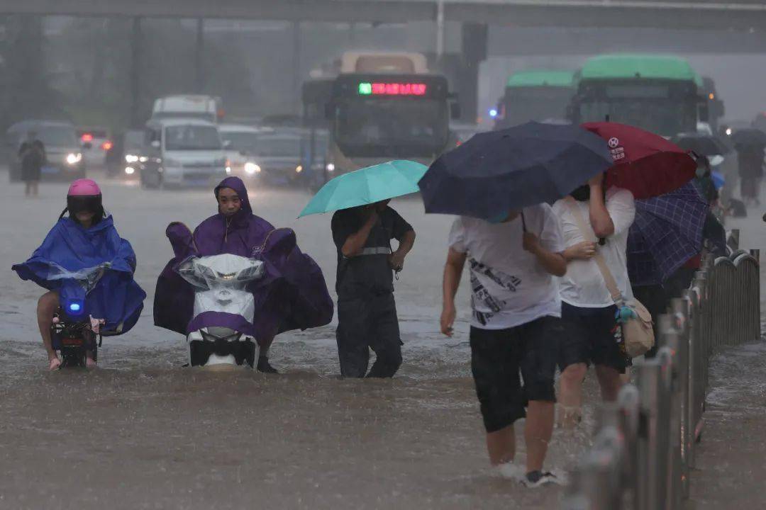 重庆暴雨致道路塌方多车掉落，是否有造成车辆损失？