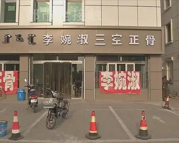 成都一排门店招牌被改拼音，街道对此作何回应？