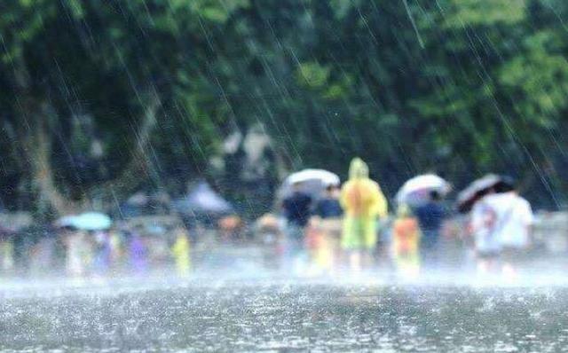 女子因暴雨被困，叫来特警男友后先救其他人，女子是否有因其感到不高兴？