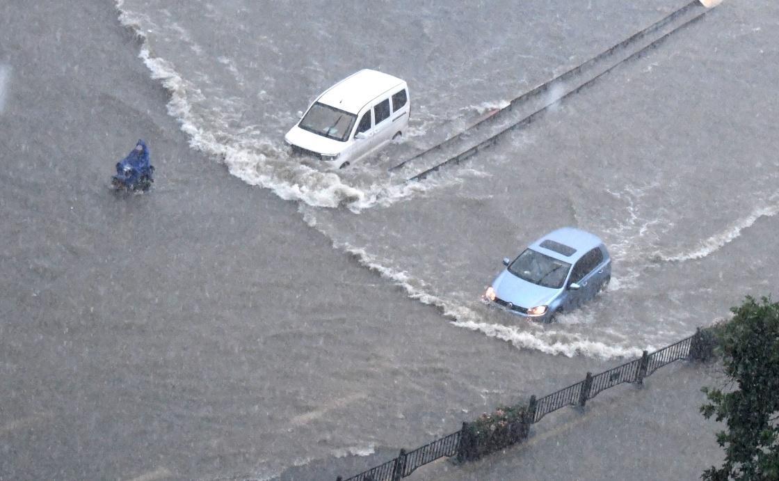 重庆暴雨致道路塌方多车掉落，是否有造成车辆损失？