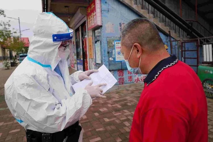 青岛一男子隔离转运过程中逃脱被行拘，这一处罚结果起到了哪些警示作用？