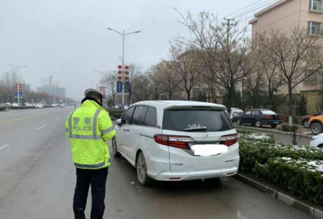 上海一家网红店用路虎当招牌不惜长期违停，你认为这种做法对吗？