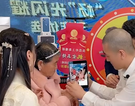 黄圣依带86岁婆婆直播卖货惹争议，你如何看待她的举动？