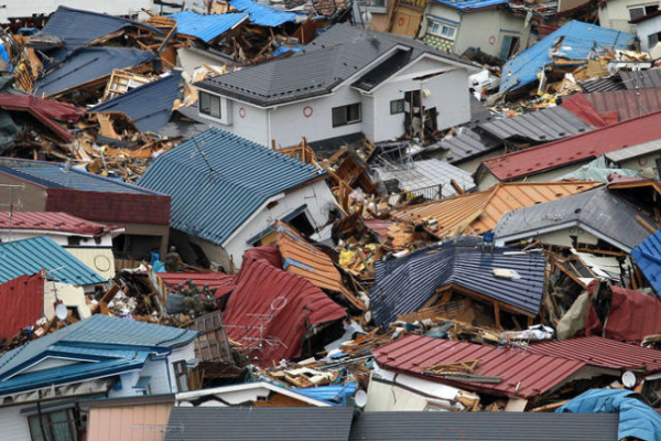 日本放祈愿风筝纪念大地震10周年，这画风有多“诡异”？