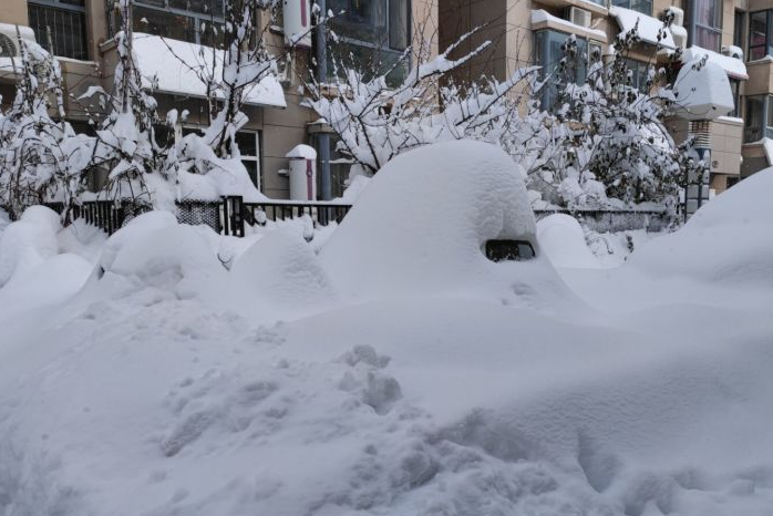 吉林一女子手机掉落，被大爷踢到雪堆埋藏后拿走，你如何看待他的举动？