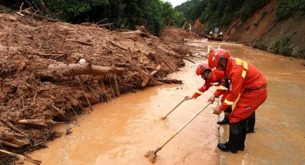 福建暴雨引发山体滑坡，相关部门采取了哪些救援措施？