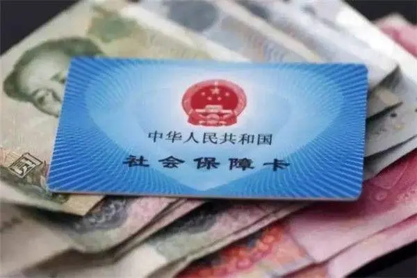 月薪7000，六险一金会扣多少钱？