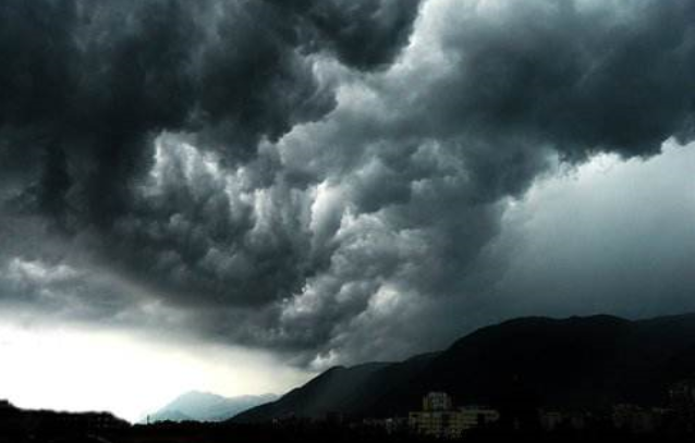 有雨山戴帽,无雨半山腰。什么意思？