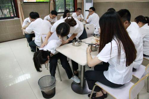 日本学校发生大规模食物中毒事件，什么原因导致？