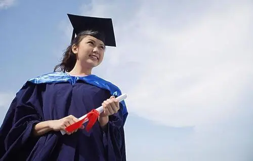 医学女博士在南京赶车途中救了个人，你如何看待她的善举？