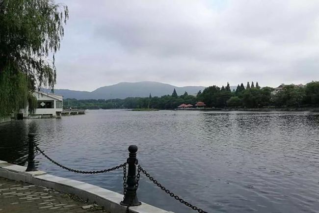 月牙湖旅游景点在我国哪个省哪个市呢？