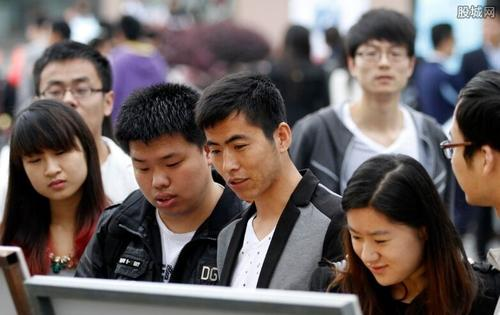 在大学里面，为什么不允许学生在外独自居住？