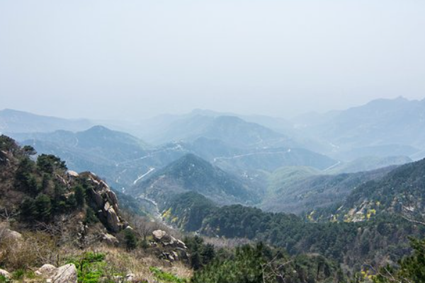 重岩叠嶂，隐天蔽日。来自（翻译）